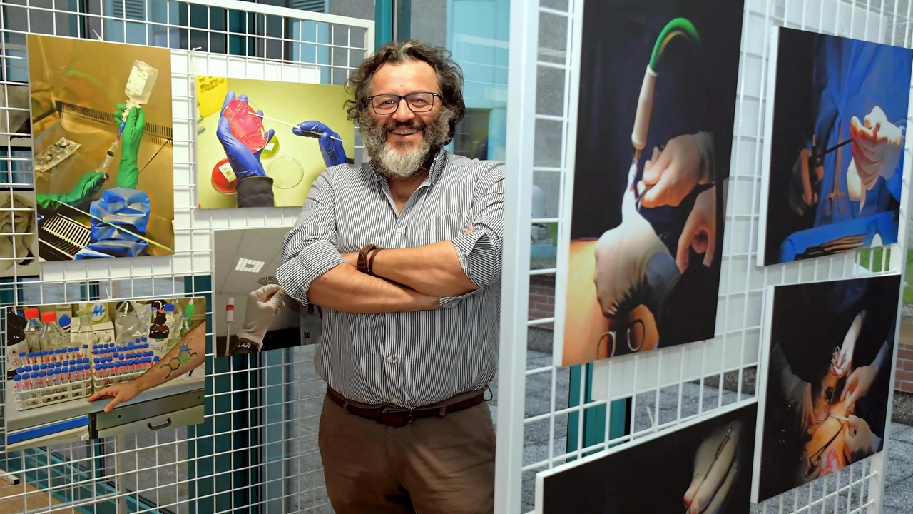 Il progetto artistico è curato da Luca Bernasconi medico neurologo del reparto di Cure Palliative Maugeri: «Le mani sono lo strumento attraverso il quale comunichiamo ed esploriamo Per noi sanitari sono sostegno supporto e condivisione della sofferenza e del malessere del paziente» Il progetto artistico è curato da Luca Bernasconi medico neurologo del reparto di Cure Palliative Maugeri: «Le mani sono lo strumento attraverso il quale comunichiamo ed esploriamo Per noi sanitari sono sostegno supporto e condivisione della sofferenza e del malessere del paziente»