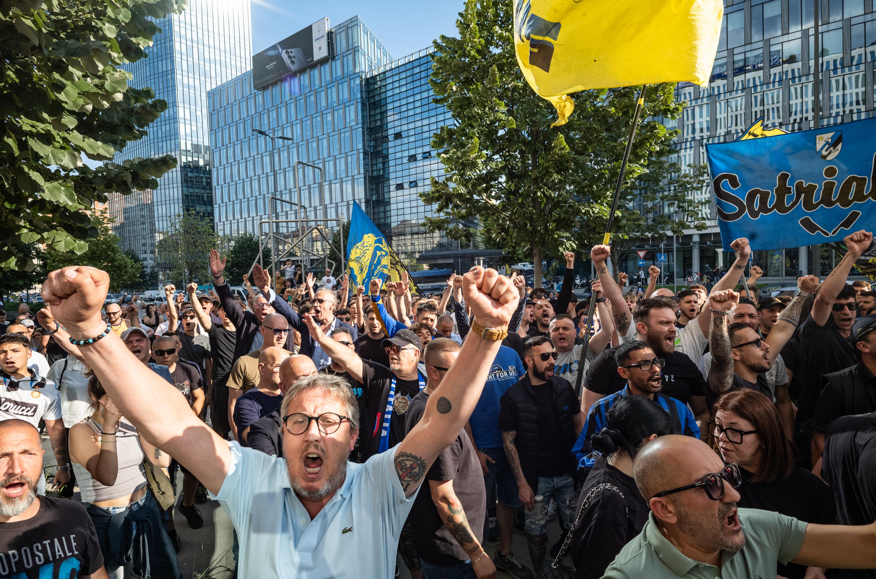 niente biglietti per la finale champions protesta a oltranza degli ultrà dell inter andremo tutti a monaco i giocatori sono con noi da Ilgiorno.it niente biglietti per la finale champions protesta a oltranza degli ultrà dell inter andremo tutti a monaco i giocatori sono con noi