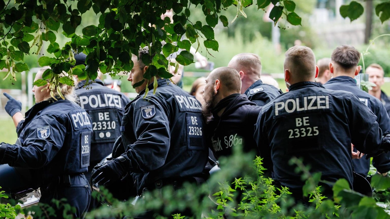 17 poliziotti feriti 17 poliziotti feriti