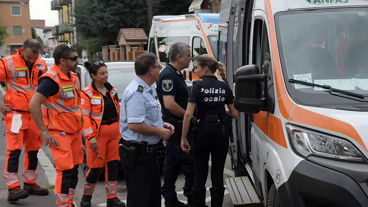 Una donna di 44 anni di Pioltello si lancia con l'auto contro la vettura dell'ex, ferendo lievemente la presunta rivale in amore. Dopo una fuga per le strade cittadine, viene fermata dalla polizia. Le due donne sono state medicate in ospedale. La polizia locale sta indagando sui fatti. Una donna di 44 anni di Pioltello si lancia con l'auto contro la vettura dell'ex, ferendo lievemente la presunta rivale in amore. Dopo una fuga per le strade cittadine, viene fermata dalla polizia. Le due donne sono state medicate in ospedale. La polizia locale sta indagando sui fatti.