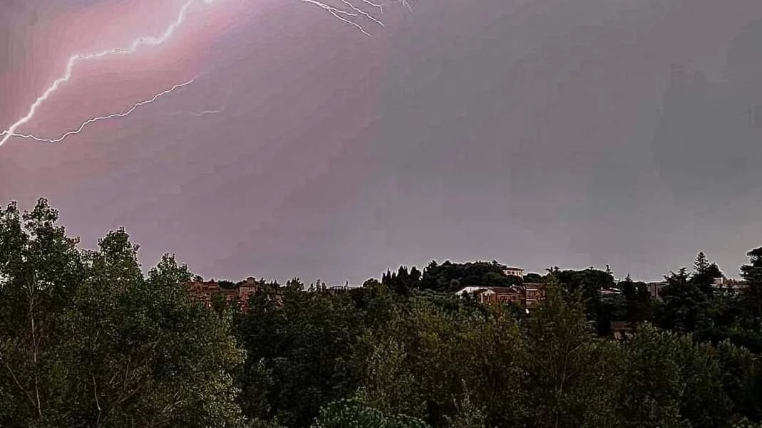A fianco una foto di Salvatore Quarta che immortala uno dei tanti fulmini caduti su Siena; in basso La Racchetta intervenuta a Gaiole per un incendio causato da una saetta A fianco una foto di Salvatore Quarta che immortala uno dei tanti fulmini caduti su Siena; in basso La Racchetta intervenuta a Gaiole per un incendio causato da una saetta