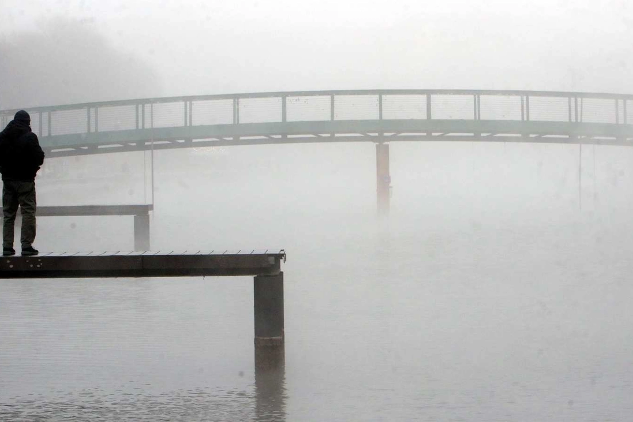 La nebbia a Milano (Ansa)