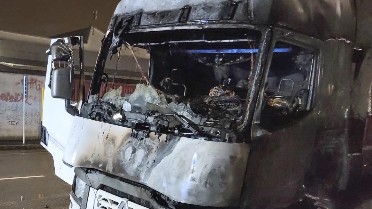 Via Toffetti, il camion dopo l'incendio: morto un uomo