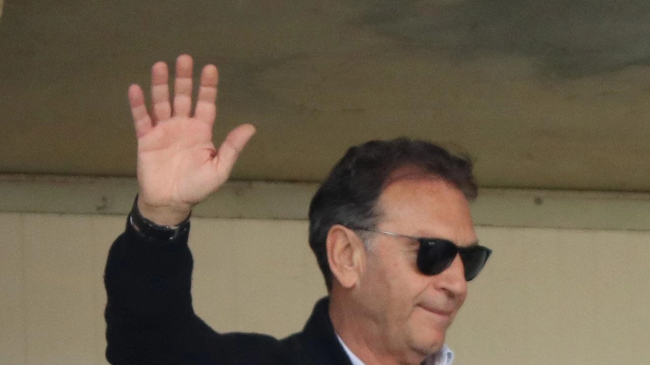 Ufficialmente fuori dal calcio. Fuori da tutto. Evaporano nel weekend le ultime speranze di Massimo Cellino di restare aggrappato... Ufficialmente fuori dal calcio. Fuori da tutto. Evaporano nel weekend le ultime speranze di Massimo Cellino di restare aggrappato...
