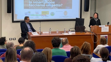 Smartphone agli adolescenti, la proposta: “Causa danni, va dato dopo la seconda media”