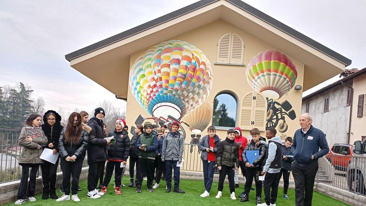 Gli alunni della classe 2 A con don Agostino davanti al murales di Afran Gli alunni della classe 2 A con don Agostino davanti al murales di Afran