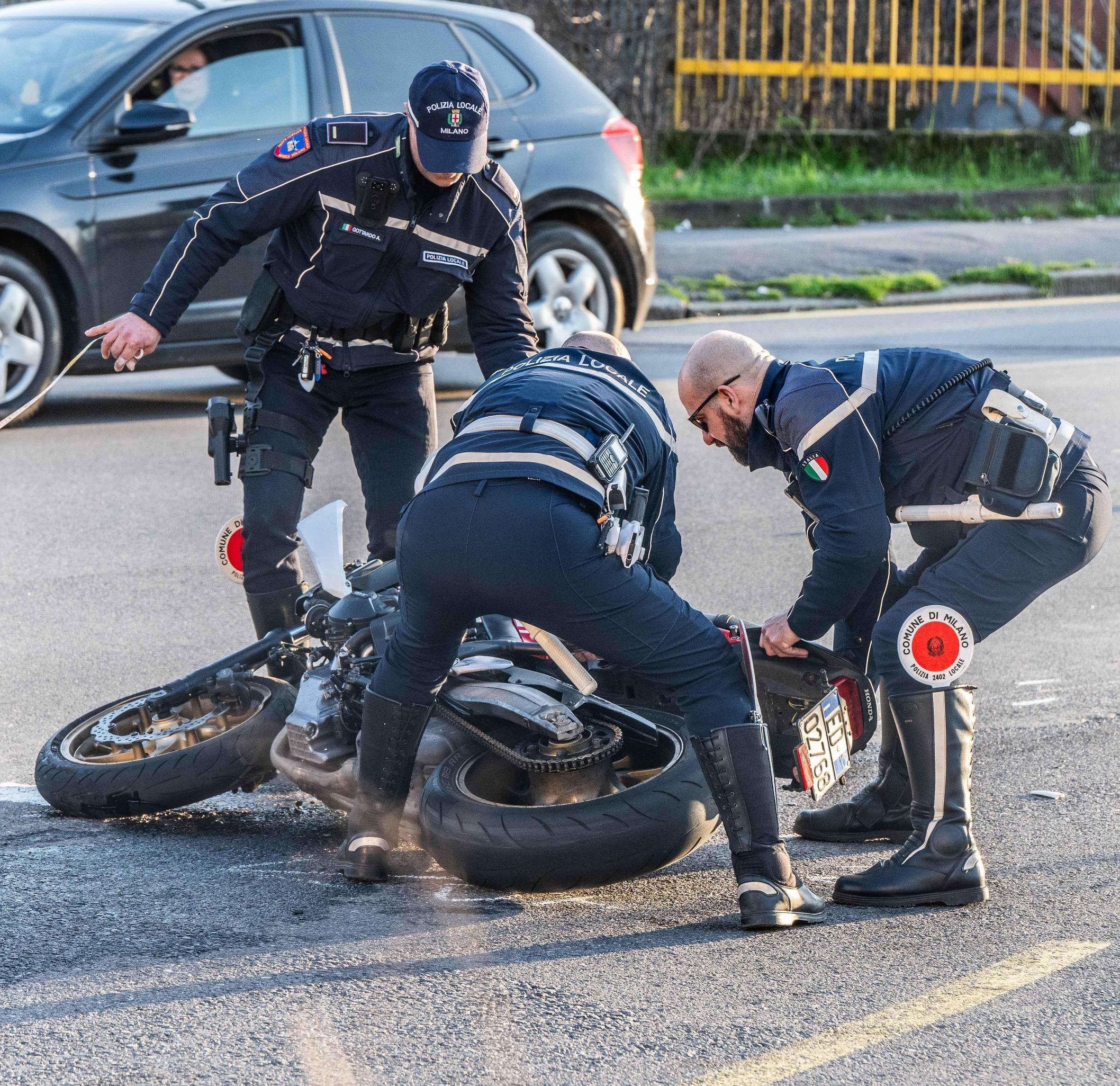auto contro moto al solito incrocio grave il centauro