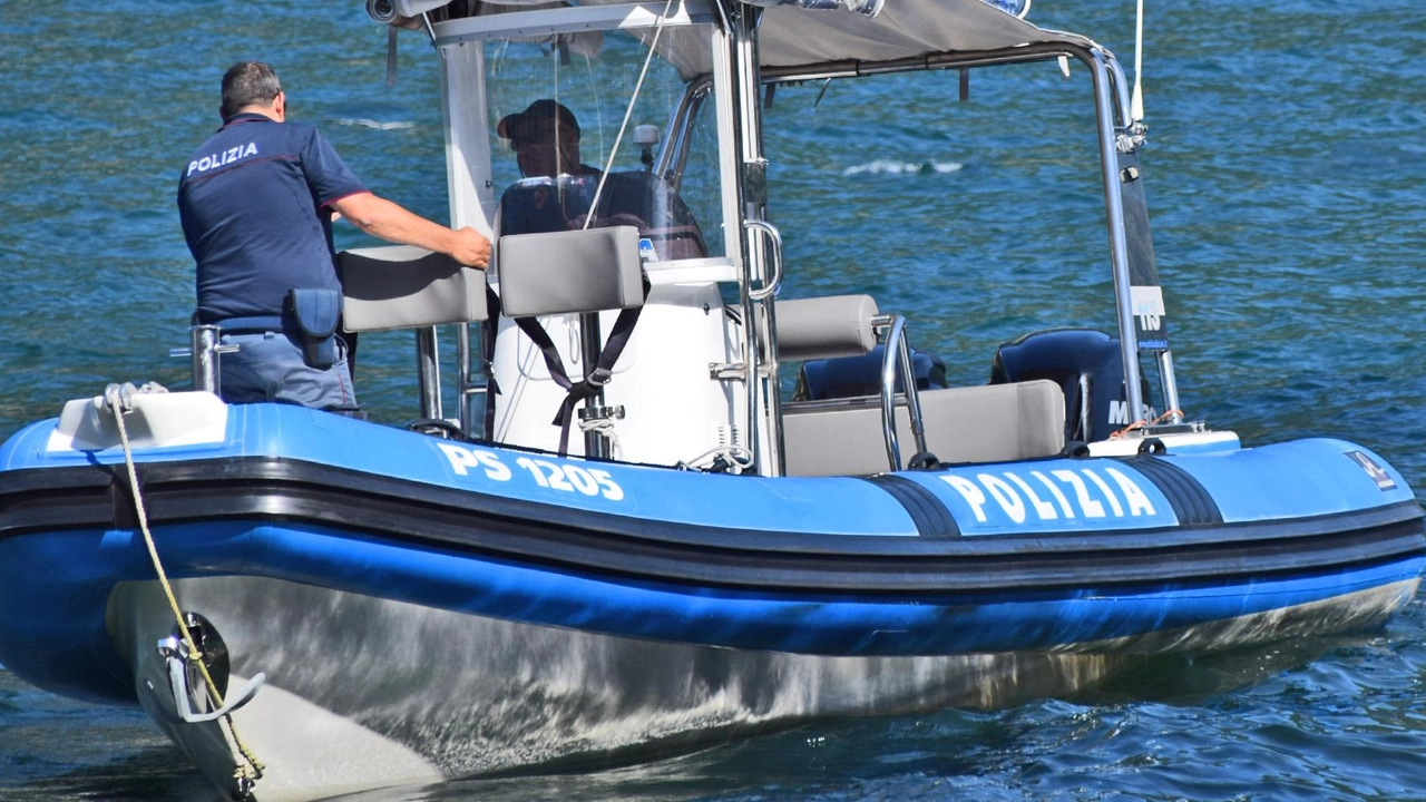 Tre giovani americani rischiano la vita facendo il bagno nel lago di Como, violando divieti e norme di sicurezza. La polizia li soccorre e multa per la loro imprudenza. Tre giovani americani rischiano la vita facendo il bagno nel lago di Como, violando divieti e norme di sicurezza. La polizia li soccorre e multa per la loro imprudenza.