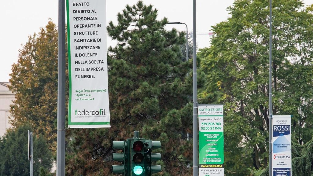 Uno dei gonfaloni installati da Federconfit che avvisa del divieto per gli operatori di suggerire imprese o segnalare decessi Uno dei gonfaloni installati da Federconfit che avvisa del divieto per gli operatori di suggerire imprese o segnalare decessi
