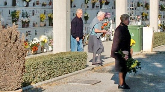 "Sono persone senza cuore". Così alcuni frequentatori del cimitero del quartiere Colognola di Bergamo (condiviso dal Comune di Bergamo...