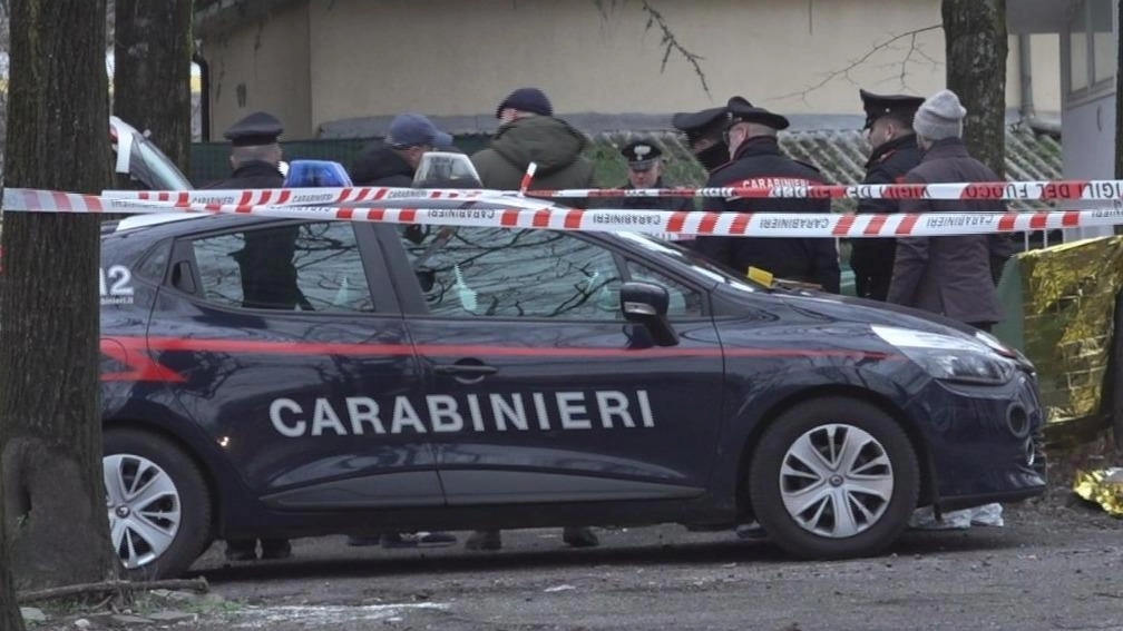 Gli inquirenti in piazza Omegna attorno alla Volkswagen Golf bianca su cui il sessantunenne è stato trovato in un lago di sangue Gli inquirenti in piazza Omegna attorno alla Volkswagen Golf bianca su cui il sessantunenne è stato trovato in un lago di sangue
