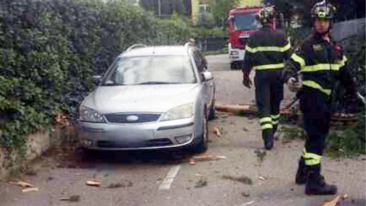 Un intervento dei vigili del fuoco in occasione dell’alluvione di venerdì scorso che ha colpito in particolare il quartiere di Germanedo, solitamente non a rischio