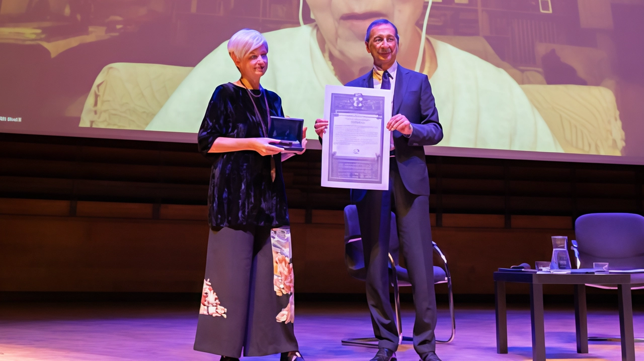 I due scrittori protagonisti al teatro Dal Verme: hanno ricevuto il riconoscimento dalle mani del sindaco. Tra gli ospiti d’onore della kermesse milanese Robert Harris, Jonathan Coe e Fernando Aramburu. I due scrittori protagonisti al teatro Dal Verme: hanno ricevuto il riconoscimento dalle mani del sindaco. Tra gli ospiti d’onore della kermesse milanese Robert Harris, Jonathan Coe e Fernando Aramburu.