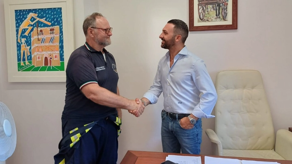 A sinistra Giuseppe Papa con il suo omologo di Aiello Calabro Luca Lepore. Nel proprio paese ha anche imbracciato la motosega per liberare una strada da un albero caduto A sinistra Giuseppe Papa con il suo omologo di Aiello Calabro Luca Lepore. Nel proprio paese ha anche imbracciato la motosega per liberare una strada da un albero caduto