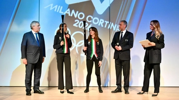 Milano-Cortina 2026, svelate le torce olimpiche. Tajani: “Sarà un grande evento di pace. La guerra porta dolore, lo sport unisce”