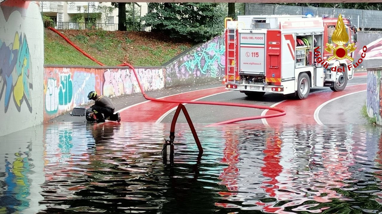Il sottopassaggio allagato in viale Zalli a Lodi per cui sono dovuti intervenire i vigili del fuoco Il sottopassaggio allagato in viale Zalli a Lodi per cui sono dovuti intervenire i vigili del fuoco