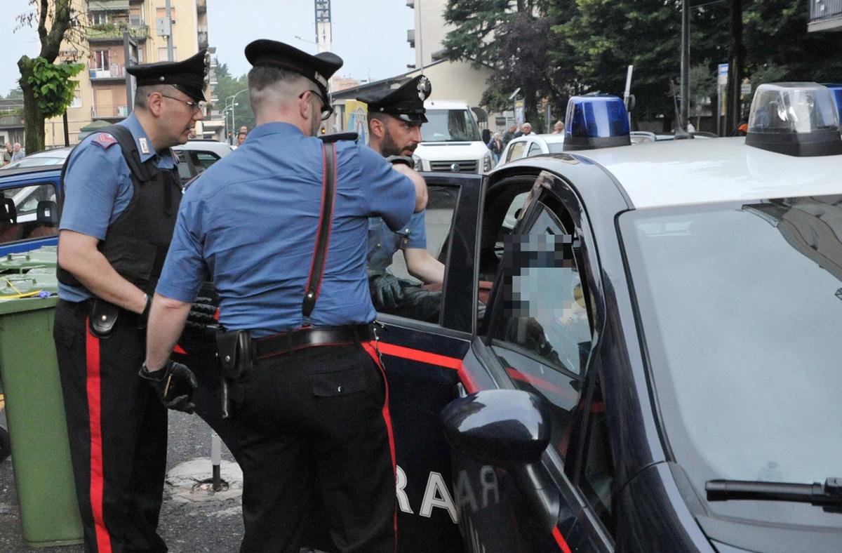 pioltello ragazza di 19 anni accoltellata in strada all8217addome caccia all8217aggressore