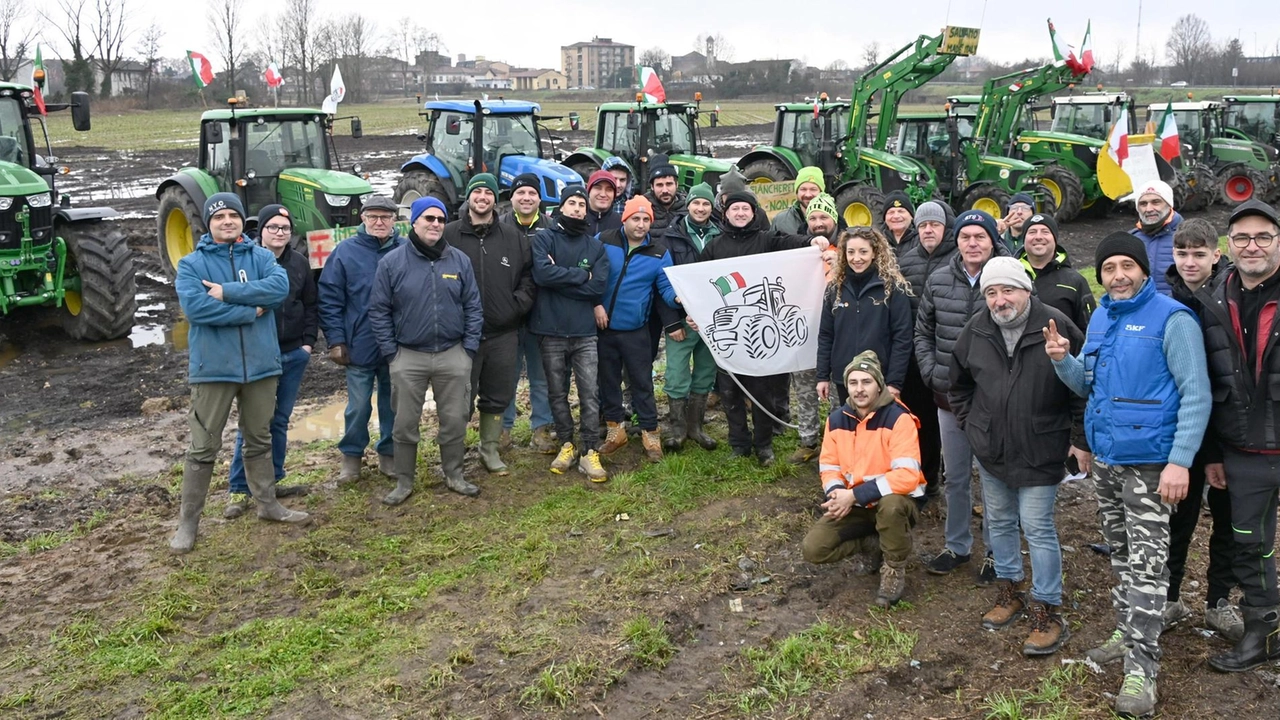 "Stato di crisi, subito", chiede il Ral (Riscatto Agricolo Lombardia) a Binasco con allevatori e pescatori "Stato di crisi, subito", chiede il Ral (Riscatto Agricolo Lombardia) a Binasco con allevatori e pescatori