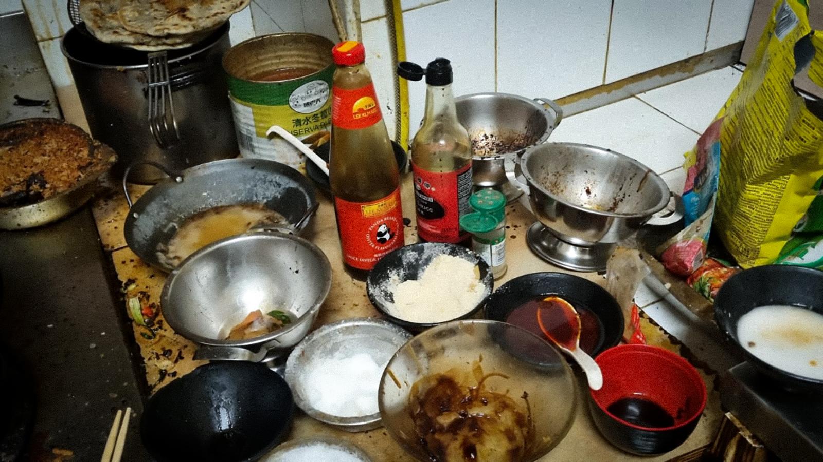 Sequestrato ristorante cinese in via Padova a Milano: tra muffa e cibo marcio, scoperto anche un dormitorio abusivo Sequestrato ristorante cinese in via Padova a Milano: tra muffa e cibo marcio, scoperto anche un dormitorio abusivo