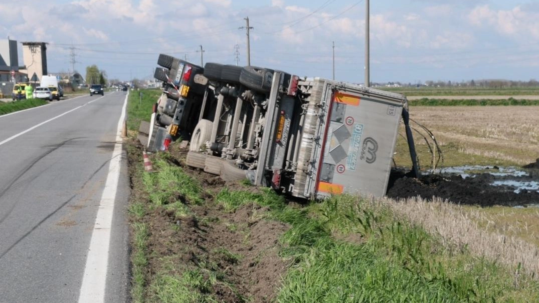 Il mezzo pesante che trasportava fanghi ribaltato sulla ex-statale 596