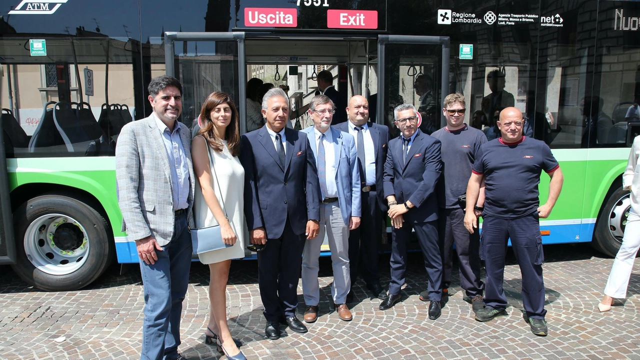 In piazza Trento e Trieste la presentazione nei mezzi Net-Atm in servizio da oggi sulla linea Z206. Nel 2026 sono attesi altri 12 pullman. Il presidente dell’Agenzia Tpl: "Flotta a impatto zero entro il 2033-2035". In piazza Trento e Trieste la presentazione nei mezzi Net-Atm in servizio da oggi sulla linea Z206. Nel 2026 sono attesi altri 12 pullman. Il presidente dell’Agenzia Tpl: "Flotta a impatto zero entro il 2033-2035".