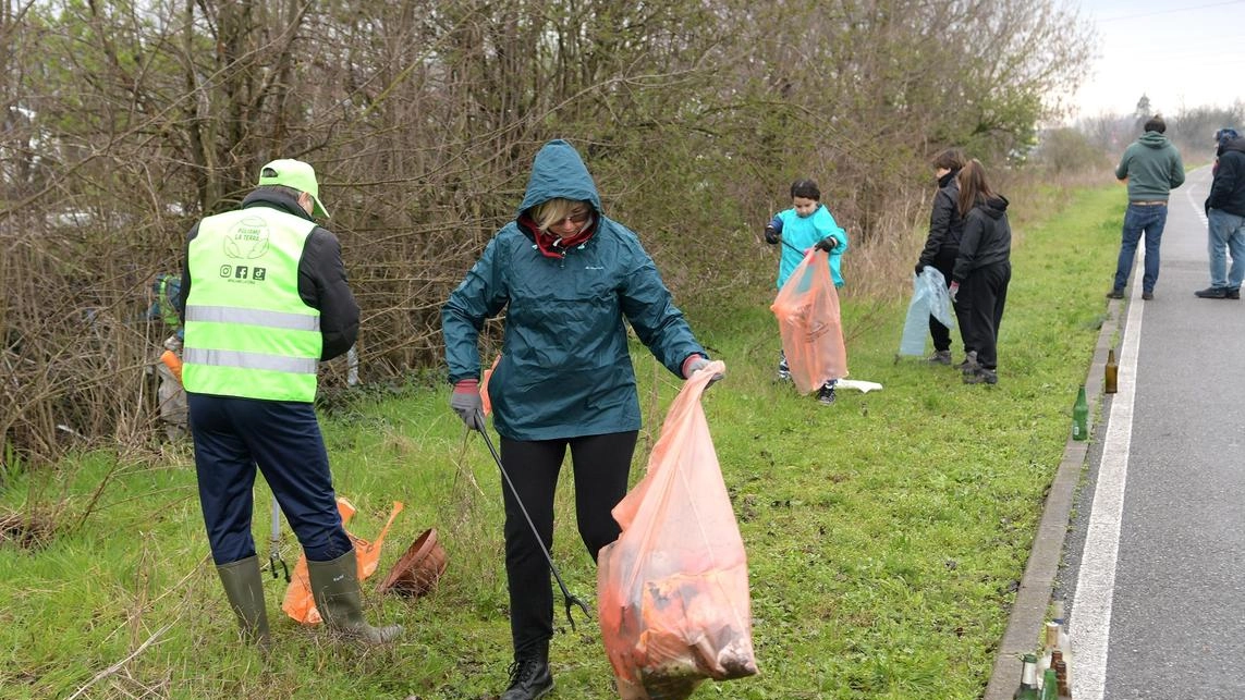 Sabato a Castellanza si terrà l'iniziativa "Puliamo il mondo" per ripulire l'area verde e le strade circostanti. L'amministrazione invita i ragazzi a partecipare per promuovere il rispetto dell'ambiente. Kit per la raccolta rifiuti forniti. Sabato a Castellanza si terrà l'iniziativa "Puliamo il mondo" per ripulire l'area verde e le strade circostanti. L'amministrazione invita i ragazzi a partecipare per promuovere il rispetto dell'ambiente. Kit per la raccolta rifiuti forniti.