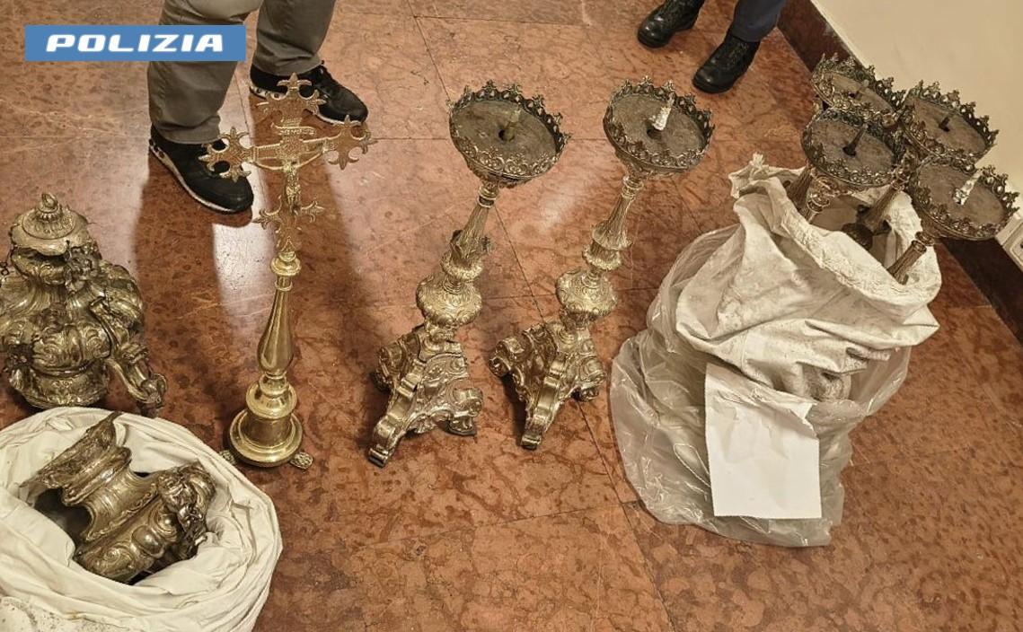 ritrovati per strada a milano i candelabri sacri rubati in un santuario bergamasco