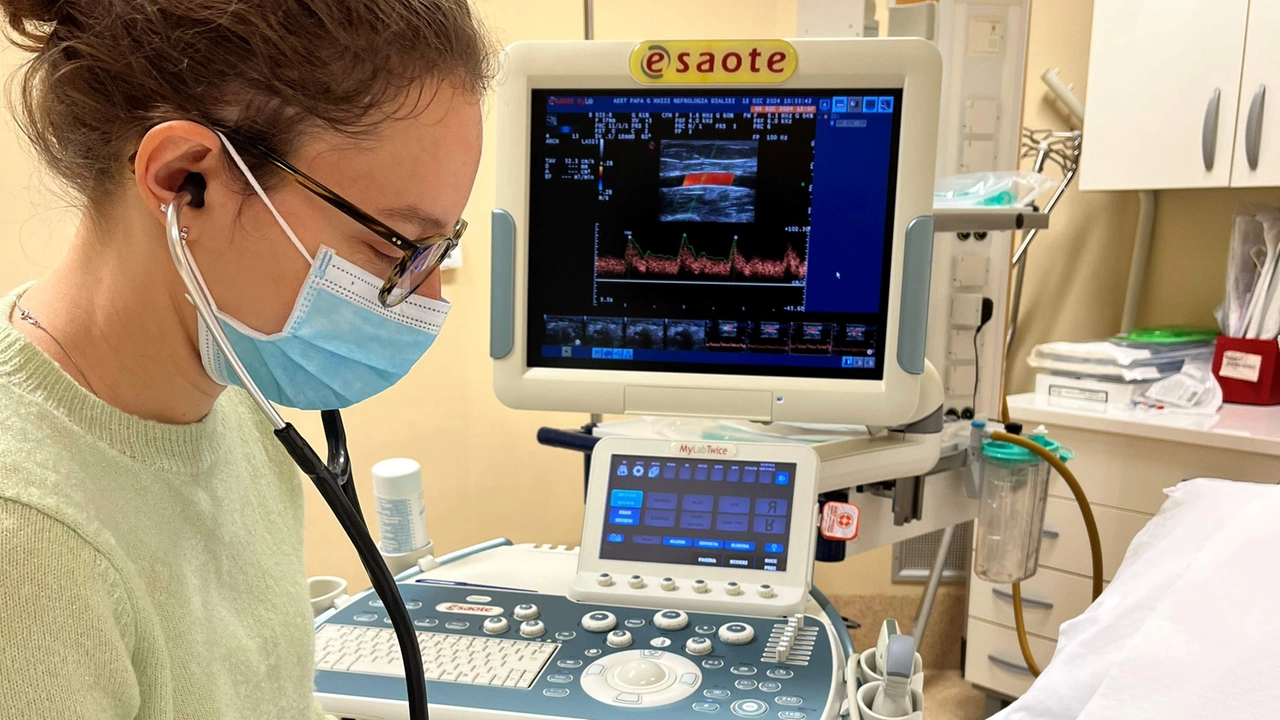 Sofia Poloni con il fonendoscopio elettronico Sofia Poloni con il fonendoscopio elettronico