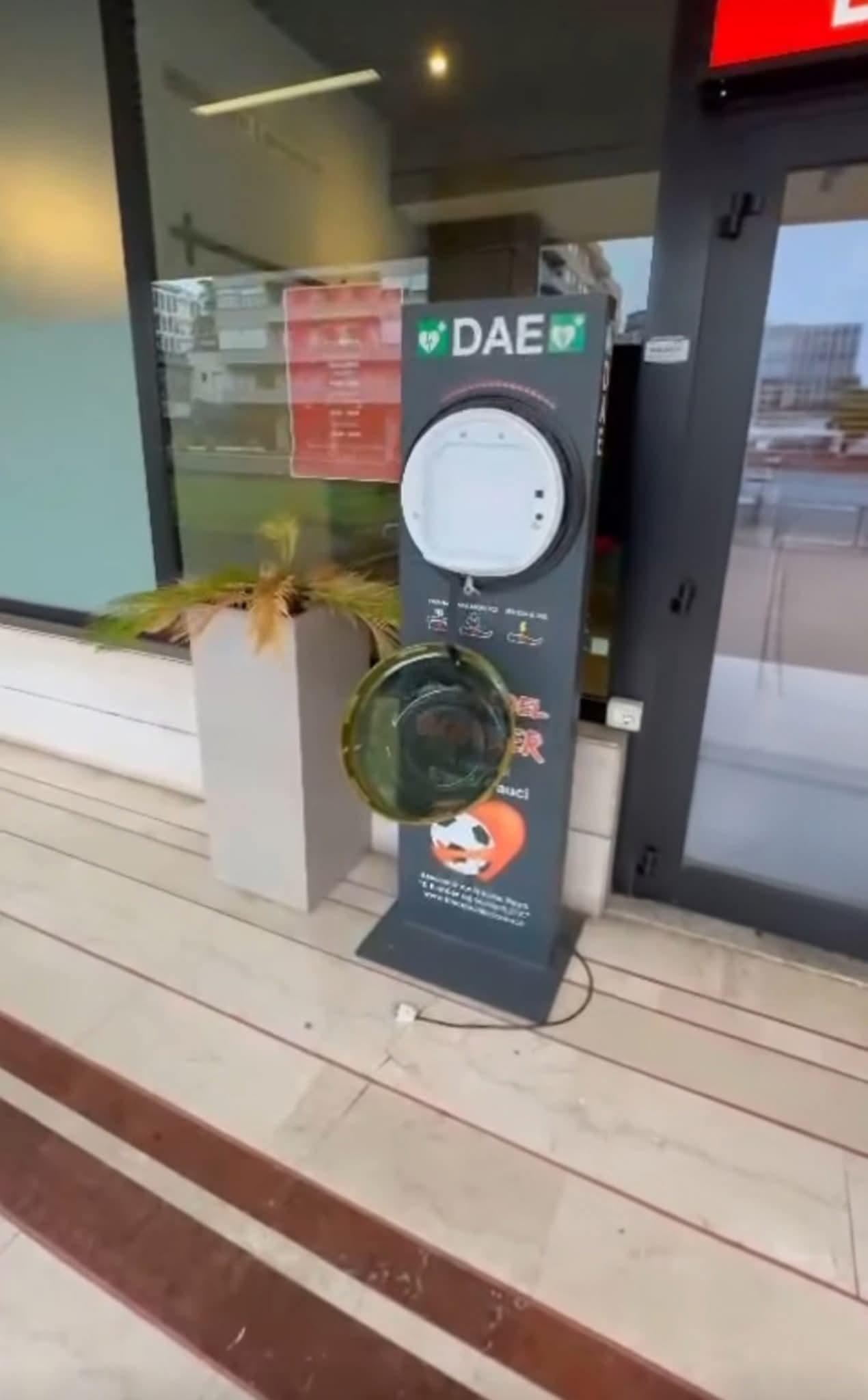 Brescia, rubato un defibrillatore: rabbia e sdegno per l’inutile furto Brescia, rubato un defibrillatore: rabbia e sdegno per l’inutile furto