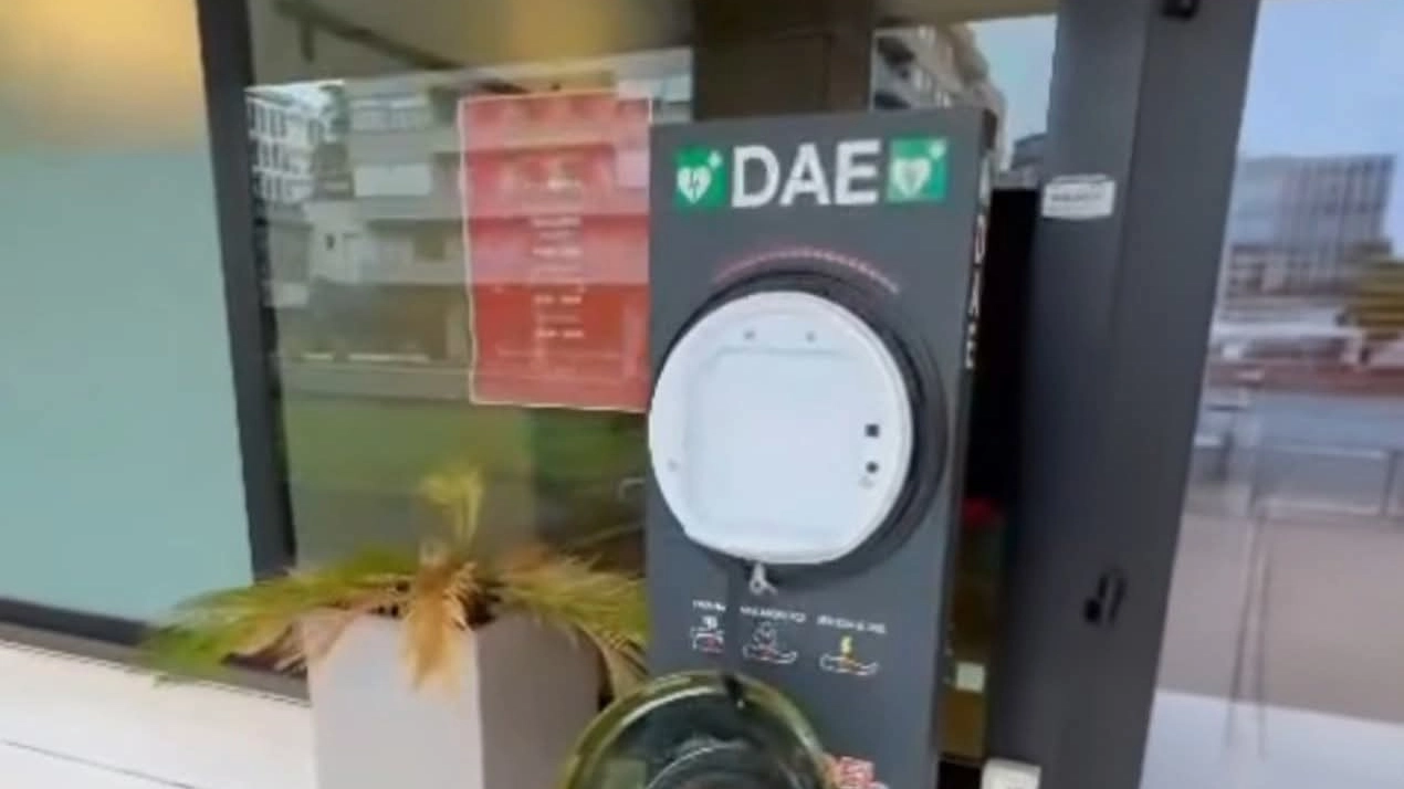 La postazione da cui è stato rubato il defibrillatore La postazione da cui è stato rubato il defibrillatore
