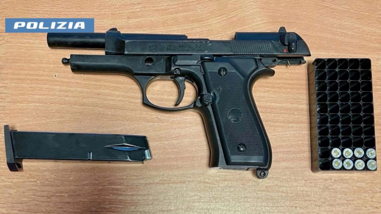 La pistola sequestrata al giovane La pistola sequestrata al giovane