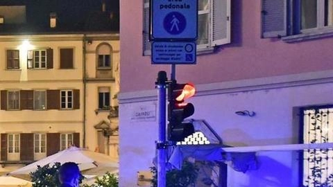 Como, non doveva avvicinarsi alla casa. Donna e figlio terrorizzati .