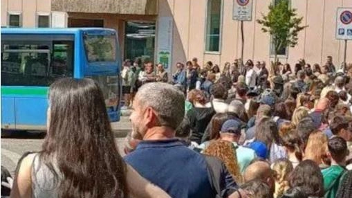 Appiedati, abbandonati e infuriati. Lo sono i pendolari e i turisti orfani dei treni della linea ferroviaria Lecco – Sondrio... Appiedati, abbandonati e infuriati. Lo sono i pendolari e i turisti orfani dei treni della linea ferroviaria Lecco – Sondrio...