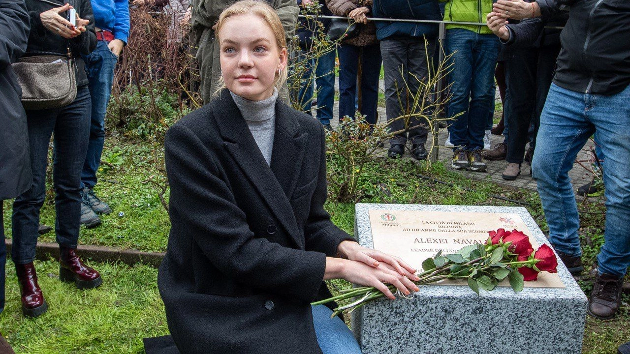 Milano, targa per Alexei Navalny, presente la figlia Danya Navalnaya Milano, targa per Alexei Navalny, presente la figlia Danya Navalnaya