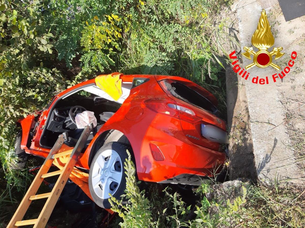 Secugnago, incidente sulla Via Emilia: auto finisce nel fossato, tre feriti Secugnago, incidente sulla Via Emilia: auto finisce nel fossato, tre feriti