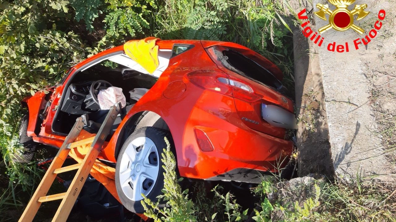 L'auto finita nel fossato a bordo strada