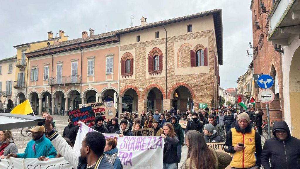  il dissenso resti garantito corteo sitin e musica in centro contro il decreto sicurezza