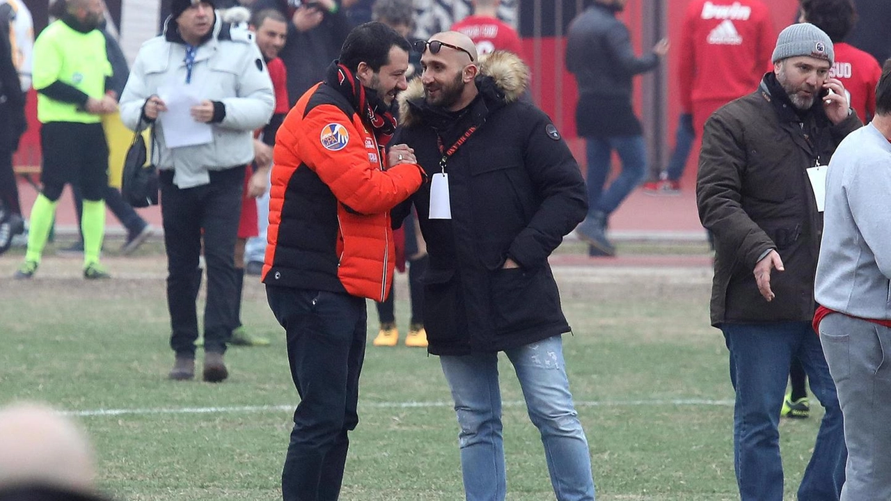 Matteo Salvini, quando era ministro dell'Interno, mentre saluta Luca Lucci capo dei tifosi del Milan in occasione della festa del tifo organizzato del Milan per i 50 anni della Curva Sud Milano