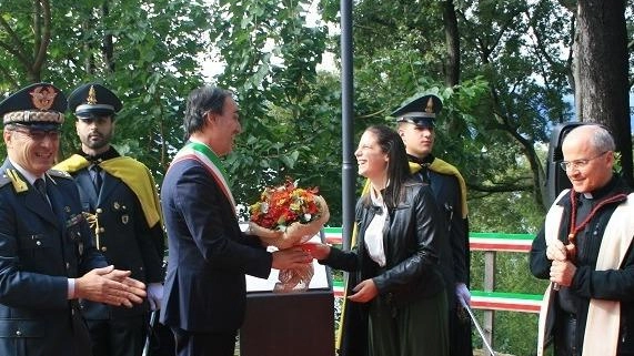 A Laveno Mombello è stato dedicato il "Belvedere Fiamme Gialle d’Italia" al Parco delle Torrazze in onore della Guardia di Finanza nel suo 250º anniversario. Autorità e studenti presenti alla cerimonia di intitolazione. A Laveno Mombello è stato dedicato il "Belvedere Fiamme Gialle d’Italia" al Parco delle Torrazze in onore della Guardia di Finanza nel suo 250º anniversario. Autorità e studenti presenti alla cerimonia di intitolazione.
