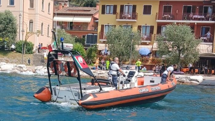 Le operazioni di recupero dell'anziano annegato Le operazioni di recupero dell'anziano annegato