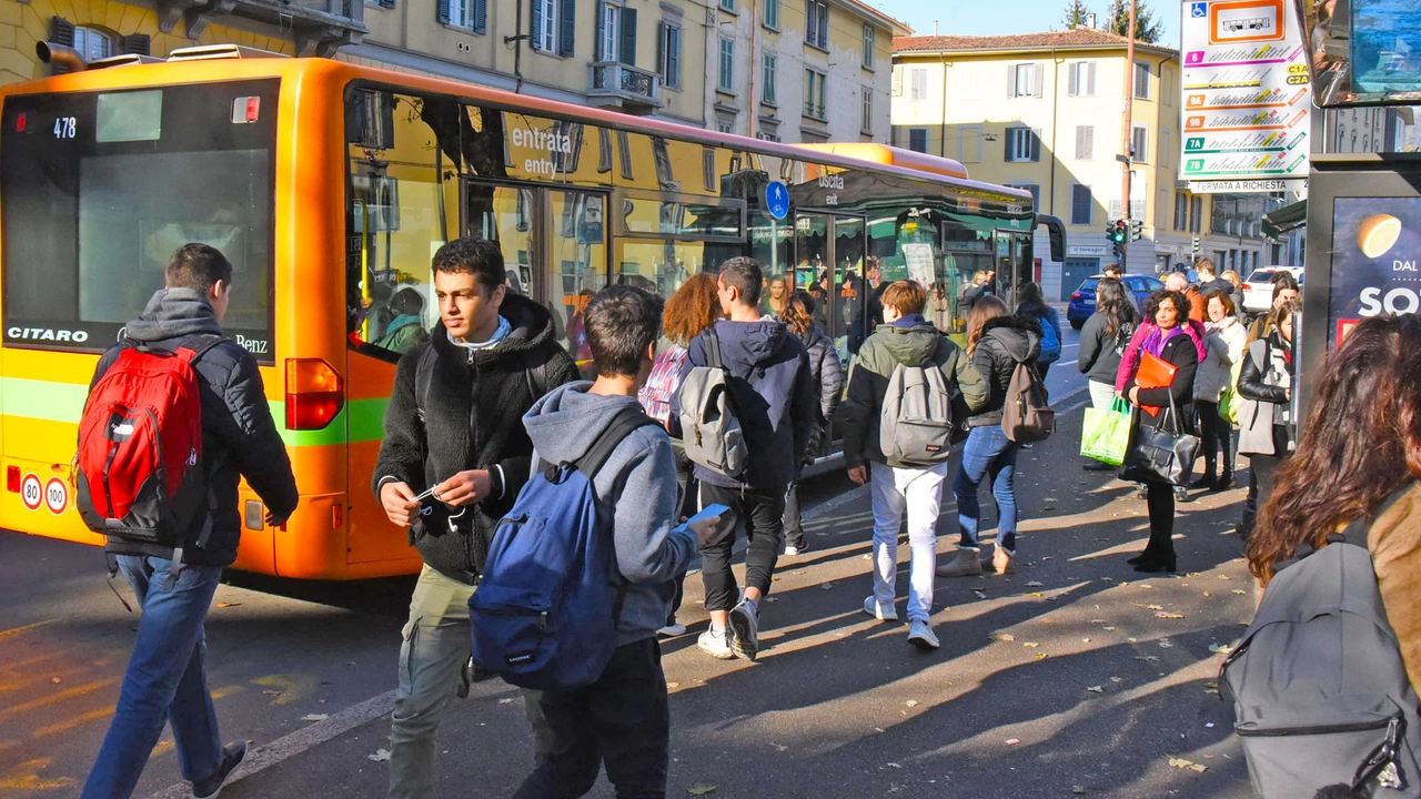Un gruppo di studenti che si sposta in autobus. Spesso chi viaggia senza biglietto sui mezzi si rende anche protagonista di episodi di vandalismo Un gruppo di studenti che si sposta in autobus. Spesso chi viaggia senza biglietto sui mezzi si rende anche protagonista di episodi di vandalismo