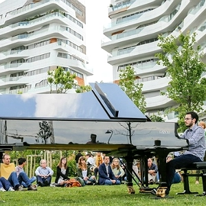 Piano City Milano, la musica torna a riempire parchi, piazze e cortili: 270 concerti gratuiti