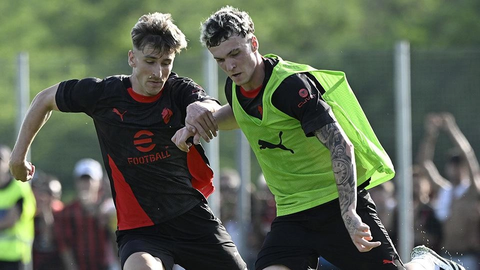 Alexis Saelemaekers in uno dei più recenti allenamenti a Milanello contrastato dal giovane rossonero Alejandro Jimenez