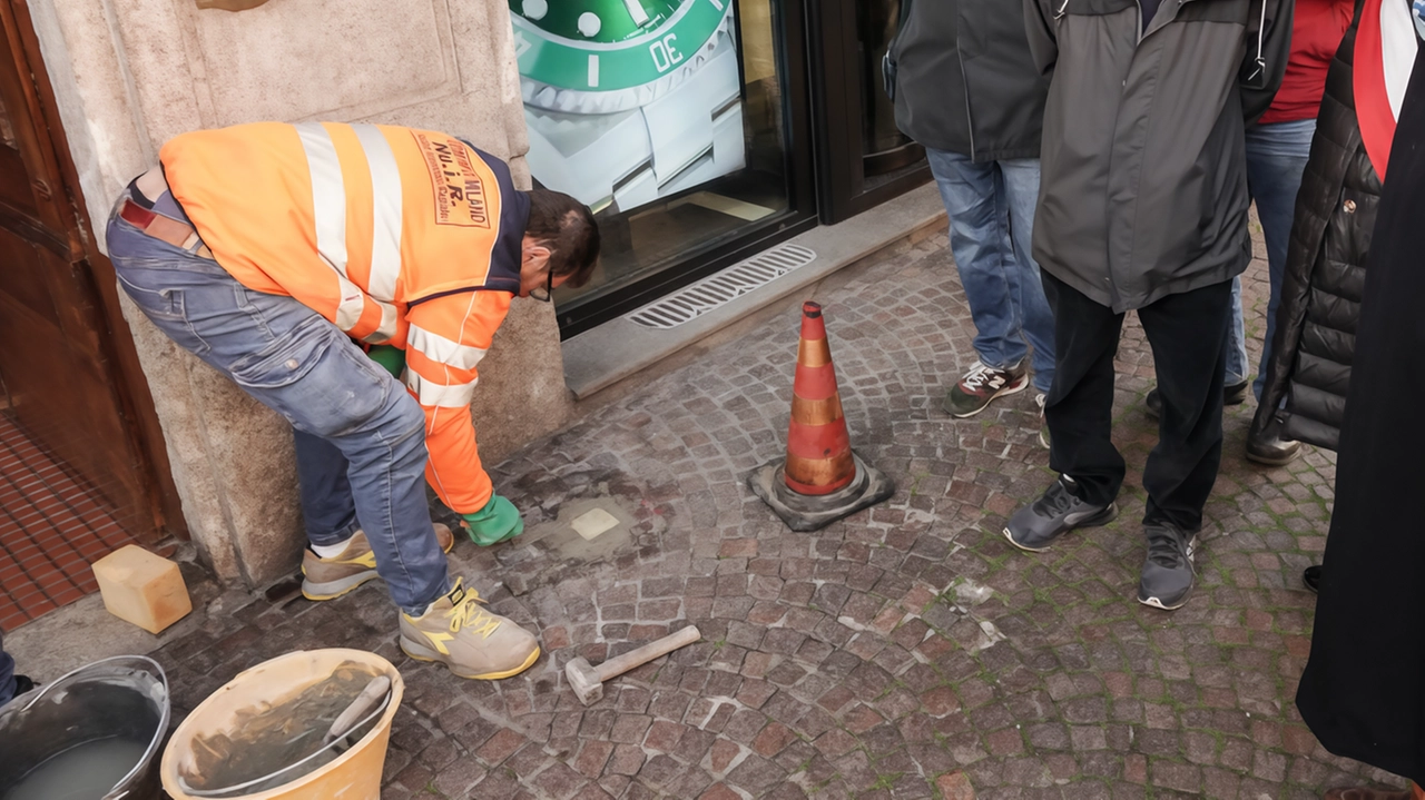 La posa della pietra d’inciampo in via Pergolesi per ricordare Pietro Mormino La posa della pietra d’inciampo in via Pergolesi per ricordare Pietro Mormino