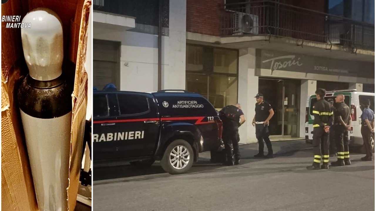 Carabinieri e vigili del fuoco davanti alla palazzina. A sinistra, la bombola di azoto trovata nel pacco Carabinieri e vigili del fuoco davanti alla palazzina. A sinistra, la bombola di azoto trovata nel pacco