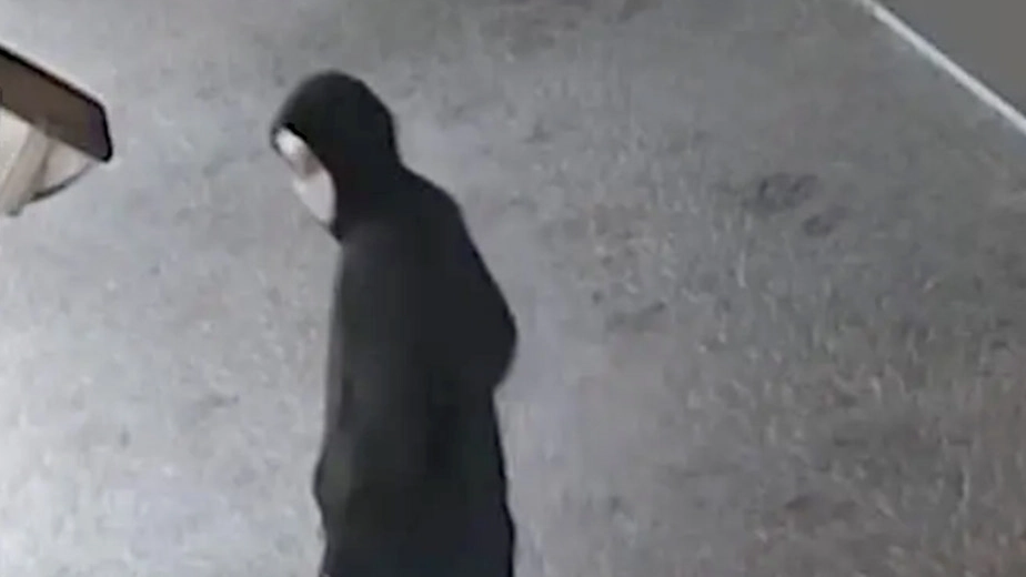 L'accusato della violenza ripreso da una telecamere di videosorveglianza