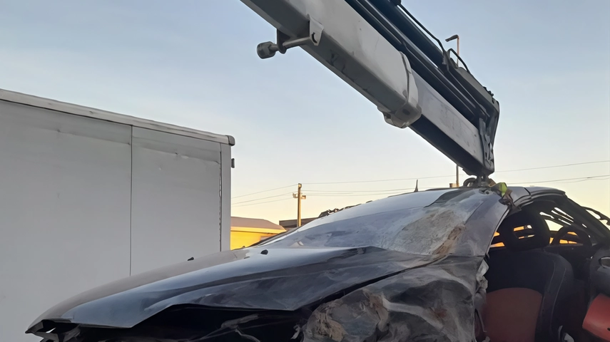 La vettura pesantemente danneggiata dopo l’incidente La vettura pesantemente danneggiata dopo l’incidente