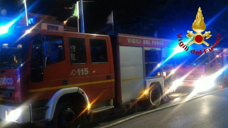 Il rogo è scoppiato giovedì mattina: sul posto diversi mezzi dei vigili del fuoco di Lecco