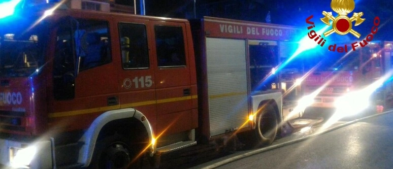 Il rogo è scoppiato giovedì mattina: sul posto diversi mezzi dei vigili del fuoco di Lecco