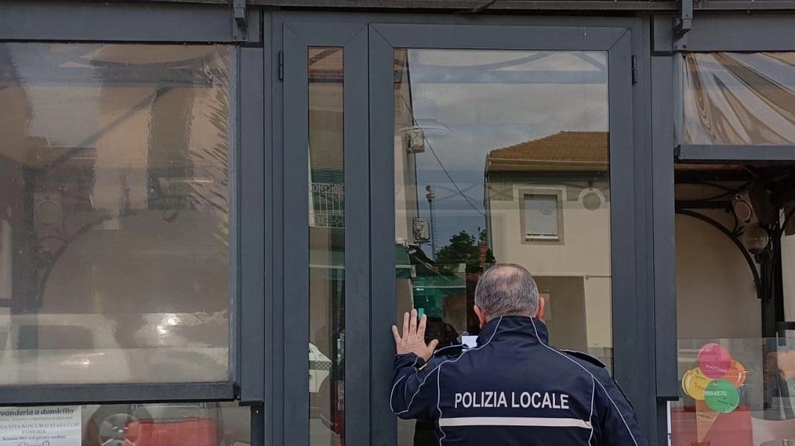 TAVAZZANO CON VILLAVESCO (Lodi) Grossi guai, nella mattinata di ieri, per il titolare di un bar pasticceria di Tavazzano con Villavesco...